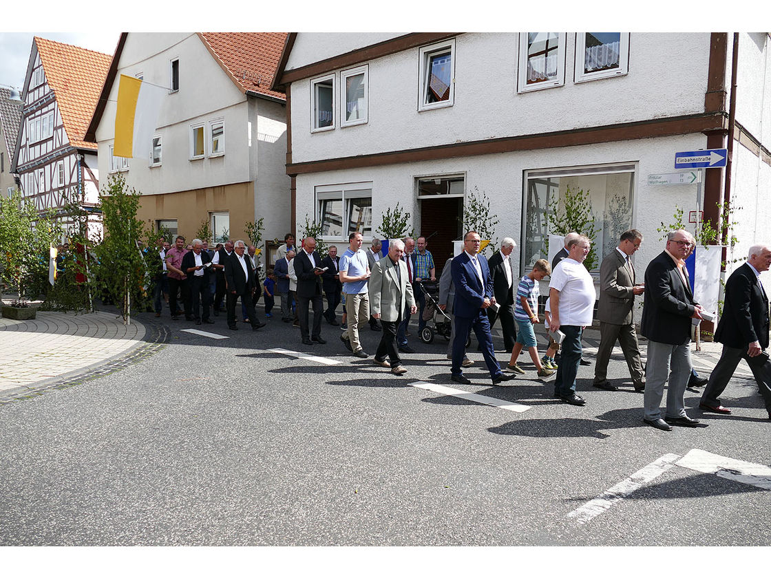 Fronleichnamsprozession durch die Straßen von Naumburg (Foto: Karl-Franz Thiede)